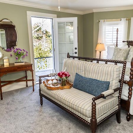 White Doe Inn Bed & Breakfast マンテオ エクステリア 写真