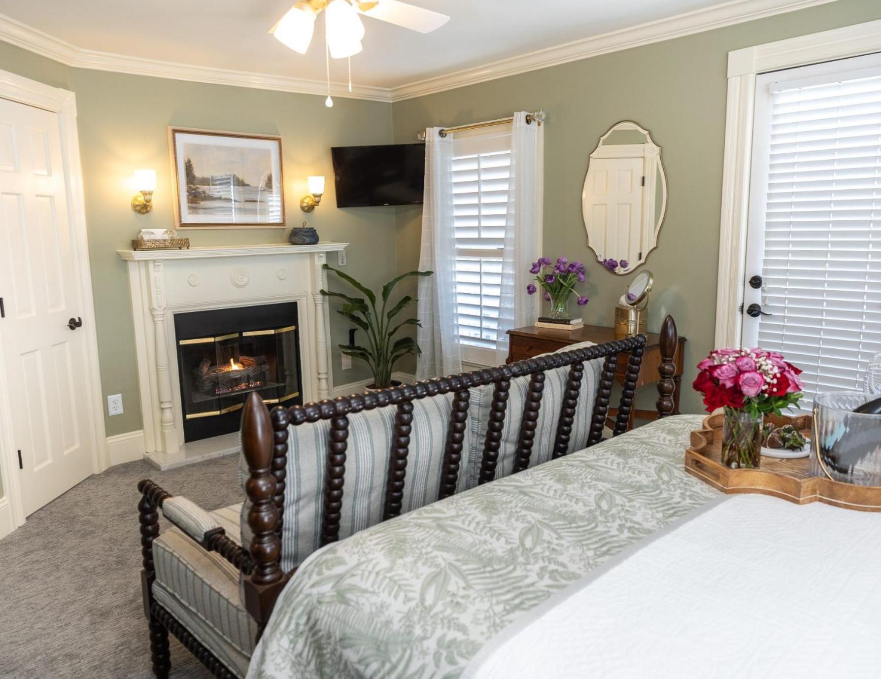White Doe Inn Bed & Breakfast マンテオ エクステリア 写真