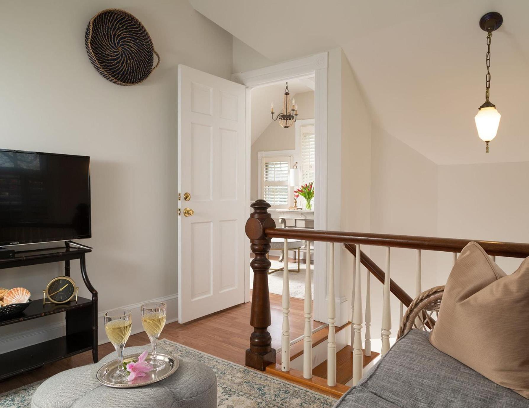 White Doe Inn Bed & Breakfast マンテオ エクステリア 写真